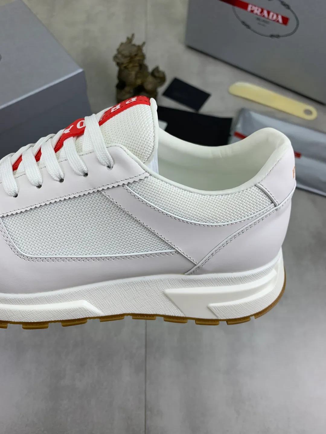 Men's shoes 💰P560💰[New model] The top version is available on the official website, 🆘 The trendy brand (Prada) mainly promotes the popular model, avant-garde and versatile fashionable men's shoes, private version mold opening, cowhide surface splicing 1:1.. Stylish and simple, original imported cowhide lining cowhide feet; the atmosphere and personality are more fashionable, eye-catching and pursuing class. It will subvert the old idea and be a must-have for fashionistas with you! Must keep it for yourself! Tall and comfortable, large and low, high-end quality workmanship. The new high-end outsole on the official website. Size: 38-45. Available in 3️⃣ colors.